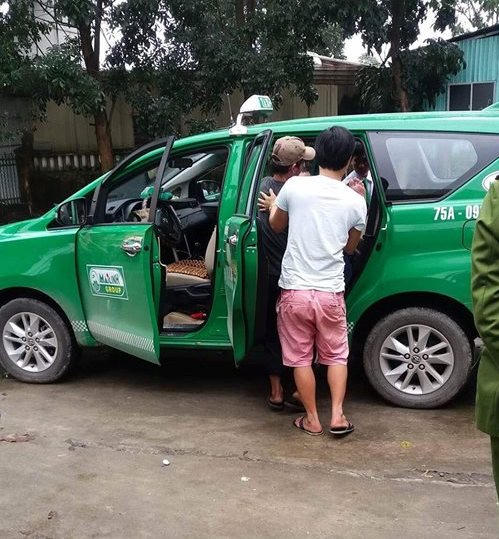 Đối tượng được đưa lên xe taxi về bệnh viện tâm thần Huế.