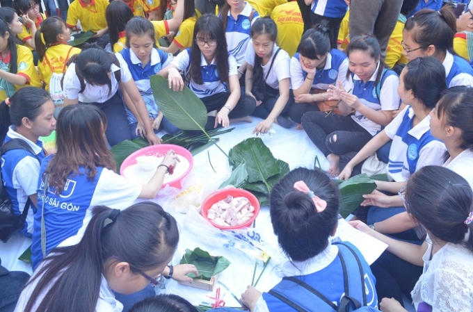 Trải nghiệm cùng hoạt động nghìn bánh chưng xanh ngày Tết sum vầy.