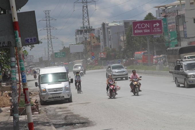 Tuy nhiên trong khoảng vài tháng trở lại đây, con được độc đạo này trở nên gian nan cho những người tham gia giao thông và người dân sống hai bên đường.