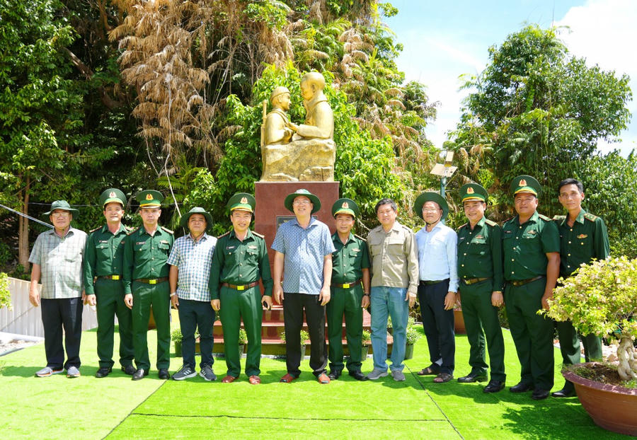 Trước đó, tại Đồn Biên phòng Hòn Chuối, ông Nguyễn Hồ Hải – Bí thư Tỉnh ủy Cà Mau cùng lãnh đạo UBND tỉnh và đoàn công tác chụp ảnh lưu niệm tại khu tưởng niệm tượng đài “Bác Hồ với chiến sĩ Biên phòng”.