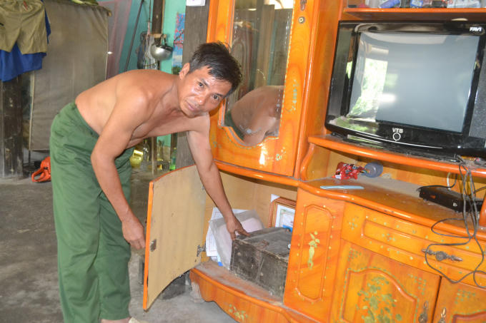 Ông Trình lo sợ tranh của gia đình bị đánh cắp. (ảnh: Phàn Giào Họ).