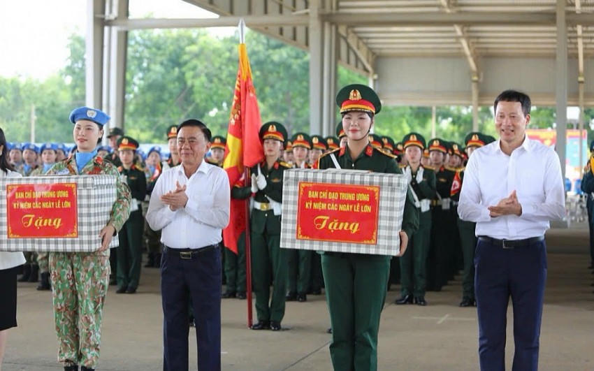Thường trực Ban Bí thư Trần Cẩm Tú và Bí thư Tỉnh uỷ Đồng Nai Vũ Hồng Văn tặng quà cho các chiến sĩ tập luyện diễu binh tại sân bay Biên Hoà.