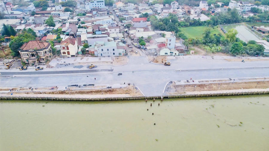 Đoạn tuyến gần “biệt phủ” Võ Hà Thanh đang được thi công khẩn trương sau khi điều chỉnh hướng tuyến để bảo tồn công trình này.