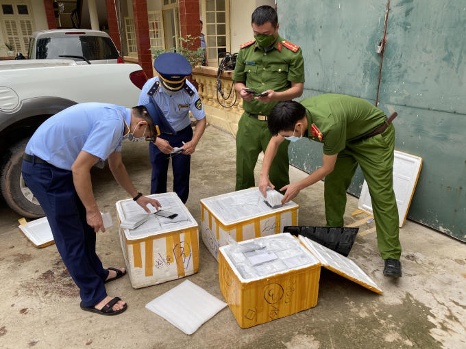 Lực lượng chức năng kiểm đếm hàng hóa vi phạm. Ảnh Cục QLTT Lạng Sơn