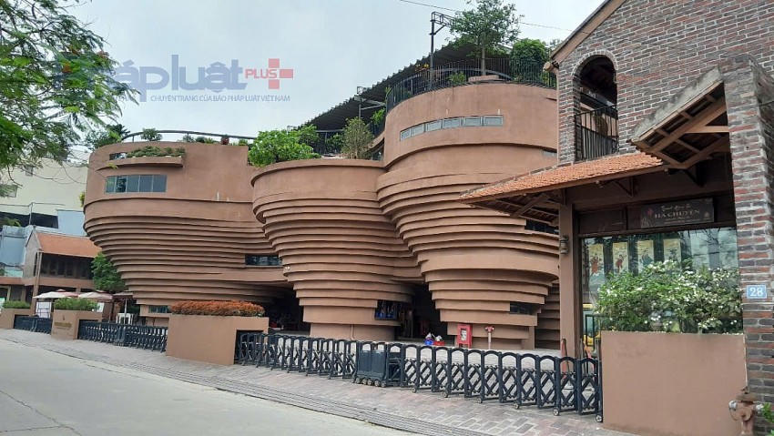 Màu đất nung bao trùm toàn bộ từ trong ra ngoài. Bảo tàng gốm Bát Tràng chính thức đi vào hoạt động từ tháng 6/2021. Bảo tàng gồm 7 tòa tạo hình xoáy ốc giống như 7 bàn xoay vuốt gốm. Công trình rộng khoảng gần 4.000m², phần lớn diện tích dành để trưng bày, giới thiệu trọn vẹn tinh hoa nghề gốm.