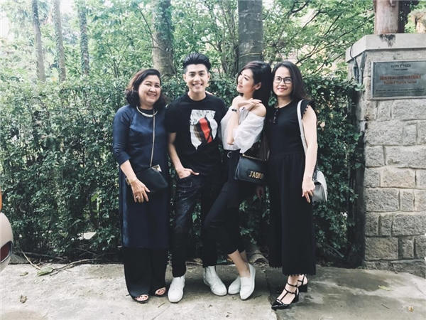 Á hậu Tú Anh đăng lên facebook bức ảnh với Tiêu đề 'ra mắt hai họ' chụp cùng Noo Phước Thịnh gây sốt cộng đồng mạng. (Ảnh: facebook)