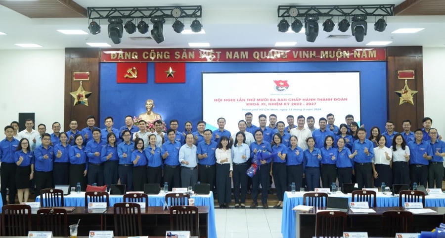 Ban Chấp hành Thành Đoàn chúc mừng đồng chí Ngô Minh Hải.