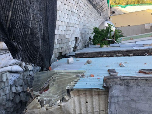 Bức tường xây trái phép sát nhà dân đang được chủ đầu tư xin tồn tại.