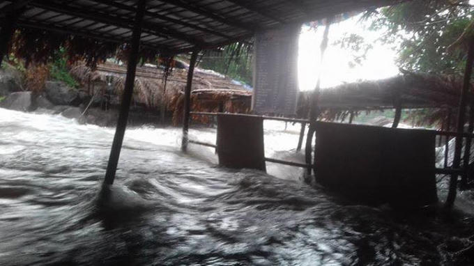 Các lều quán bị nước tràn vào (Ảnh: FB Trần Anh Khoa).