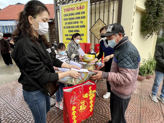 Phật tử chùa Hưng Long trao tặng quà cho các gia đình có hoàn cảnh khó khăn.