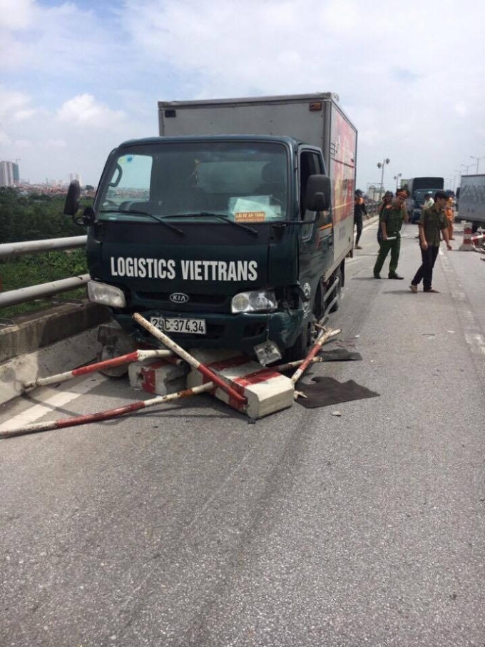 Hiện trường của vụ TNGT trên cầu Thanh Trì