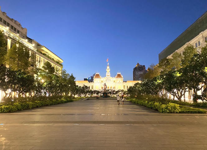 Khu vực Công viên tượng đài Bác Hồ về đêm 1