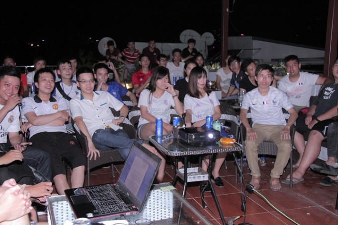 Chú ý từng chi tiết của trận đấu và cổ vũ cho "đội nhà"...