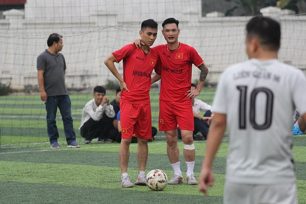 Cầu thủ xuất sắc nhất giải Nguyễn Hữu Huy (đỏ, trái) và vua phá lưới Nguyễn Đình Hiệp (đỏ, phải)