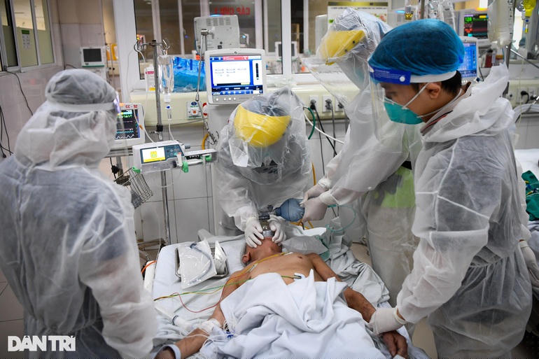 Khi số ca bệnh tăng nhanh gây quá tải hệ thống y tế, nhóm có nguy cơ diễn biến nặng cao như người cao tuổi, người có bệnh nền sẽ chịu ảnh hưởng trước tiên và nặng nề nhất (Ảnh minh họa: Đỗ Linh).