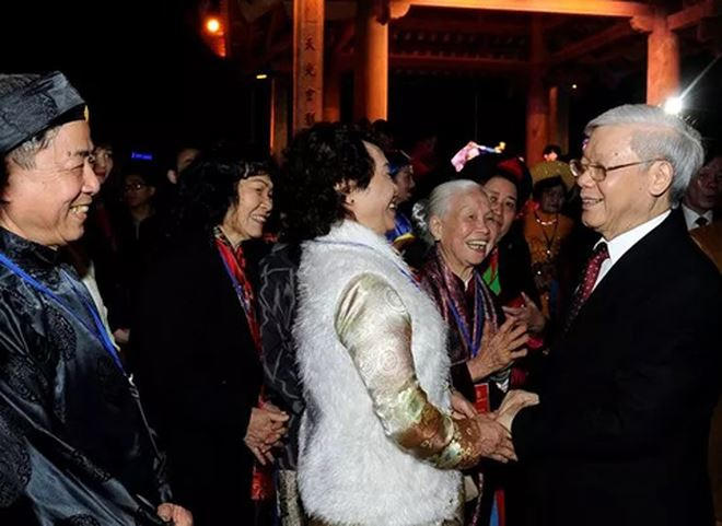 Tổng Bí thư Nguyễn Phú Trọng thăm hỏi, chúc Tết người dân Hà Nội trong đêm giao thừa.