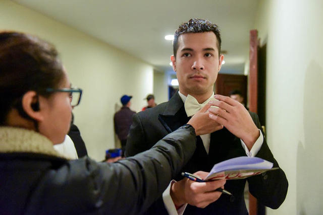 Tối qua, Trương Thế Vinh làm người dẫn chương trình cùng ca sĩ Mỹ Dung. Anh tỏ ra khá căng thẳng khi đi đâu cũng cầm tập kịch bản trên tay.