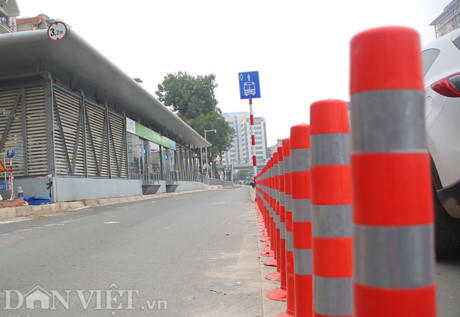 Đơn vị thi công lắp đặt một số cột có gắn phản quang để báo hiệu cho các phương tiện lưu thông.