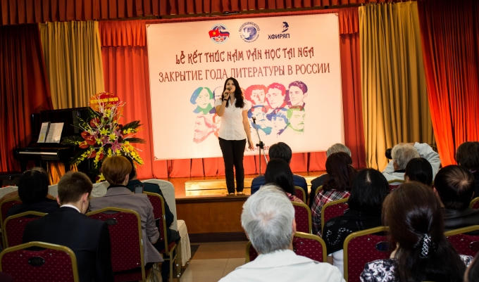 Các em học sinh Nga cũng tham gia vào phần ngâm thơ.