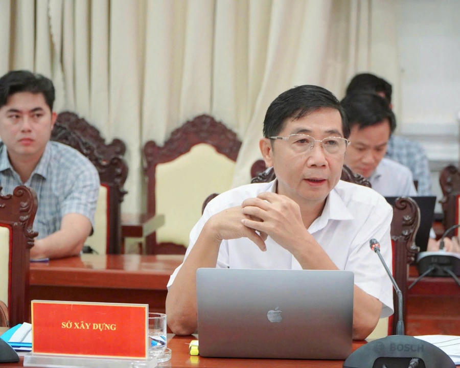 Giám đốc Sở Xây dựng tỉnh An Giang Lê Việt Bắc phát biểu tại cuộc họp