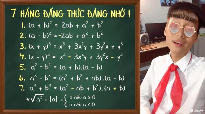 Trong trang phục áo trắng sơ vin, đeo khăn quàng đỏ như học sinh cấp 2.