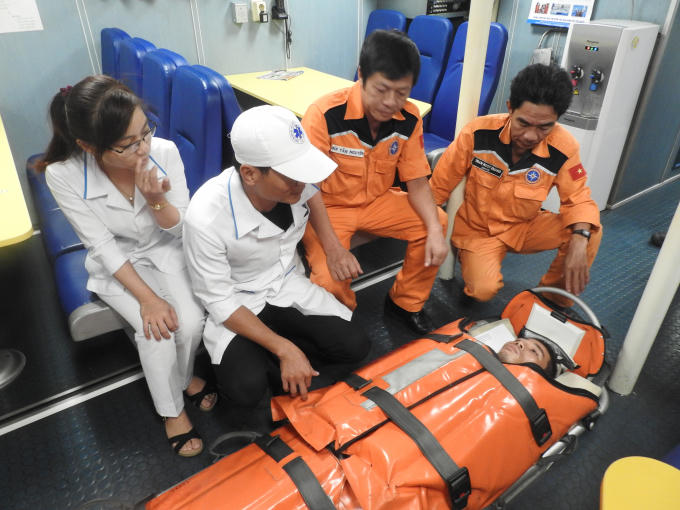 Ngư dân gặp nạn được đưa về bờ chữa trị kịp thời. (Ảnh: Trung tâm 2)