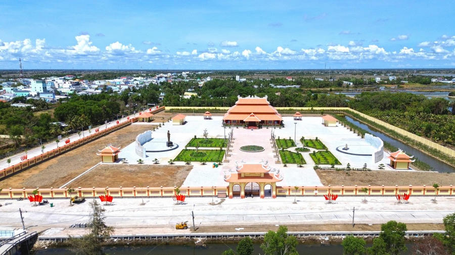 Khu Chứng tích chiến tranh Rừng Tràm Bang Biện Phú và Đền thờ Liệt sĩ nhìn từ trên cao.