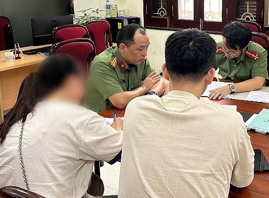 Công an quận Cầu Giấy làm việc với người vi phạm.