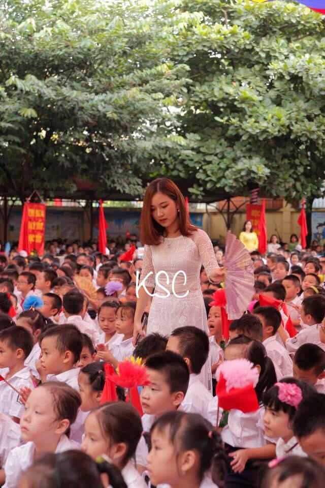 Hình ảnh cô giáo trẻ đứng giữa sân trường quạt mát cho học sinh nhận được nhiều sự chú ý..