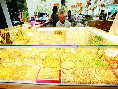 Mua vàng trong ngày vía Thần tài, bạn nên chọn những cửa hàng có tên tuổi, uy tín, nhiều mẫu mã đa dạng để lựa chọn và đặc biệt lưu ý giấy mua bán phải rõ ràng. Ảnh: Internet.