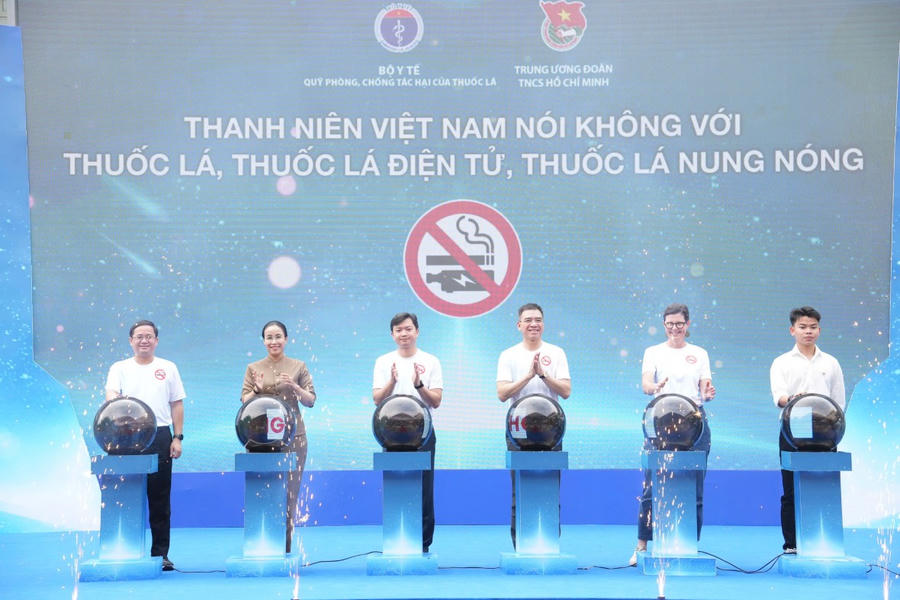 Các đại biểu nghi thức phát động Lễ mít tinh hưởng ứng với chủ đề “Vạch trần sự hấp dẫn giả tạo”. (Ảnh: BTC)