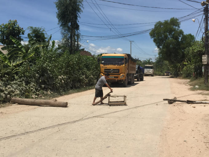 Người dân chặn xe chở đất đá trên tỉnh lộ 16 vì cho rằng đường bụi do những chiếc xe này gây ra nhưng lại không xử lý bằng cách tưới nước.