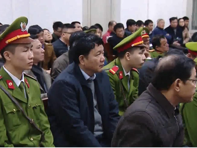 Luật sư Phan Trung Ho&agrave;i c&aacute;m ơn &ocirc;ng Đinh La Thăng