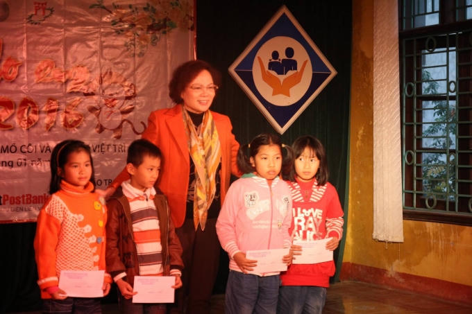 Bà Nguyễn Kim Hải - Chủ tịch Quỹ khuyến học tỉnh Phú Thọ trao quà cho 4 em nhỏ mồ côi thiệt thòi nhất Trung tâm bảo trợ xã hội.