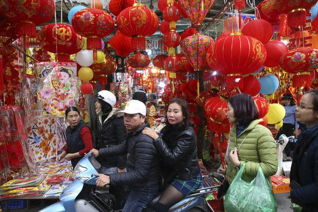 Tuyến phố Hàng Mã chuyên kinh doanh các mặt hàng phục vụ các dịp lễ truyền thống, như rằm tháng Tám, ngày ông Công ông Táo, Tết nguyên đán...