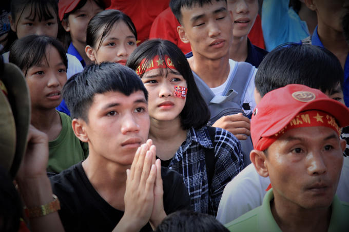 Ch&ugrave;m ảnh: Cổ động vi&ecirc;n Cố đ&ocirc; Huế tiếc nuối sau loạt s&uacute;t lu&acirc;n lưu