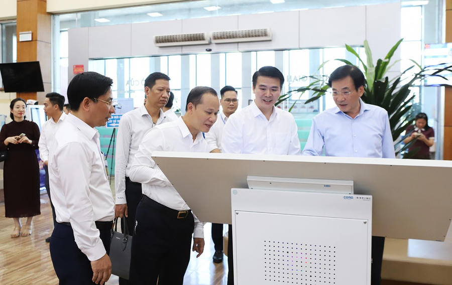 Ông Trần Văn Sơn, Bộ trưởng, Chủ nhiệm Văn phòng Chính phủ và ông Mai Sơn, Phó Chủ tịch Thường trực UBND tỉnh cùng Đoàn công tác thăm Trung tâm Phục vụ hành chính công tỉnh Bắc Ninh.