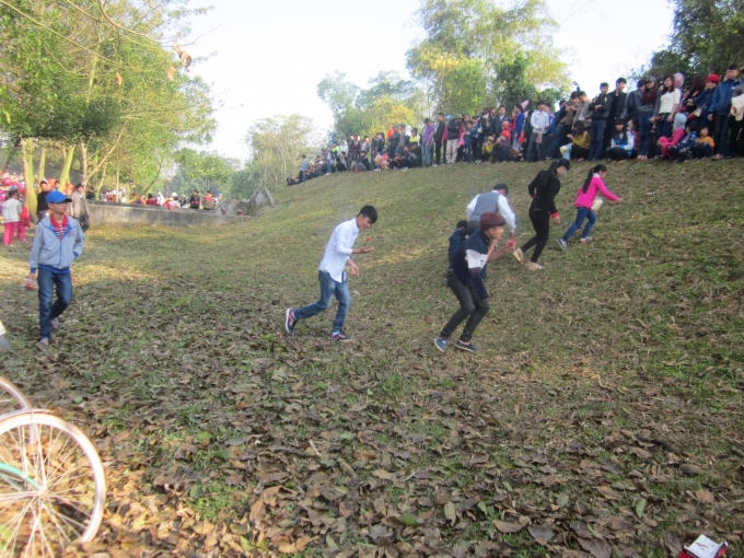 Những người phía dưới đang cố tẩu thoát khỏi màn mưa cà chua.