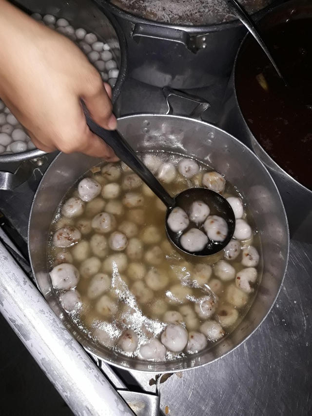 Nói tới ẩm thực xứ Huế không thể không nhắc đến món chè heo quay