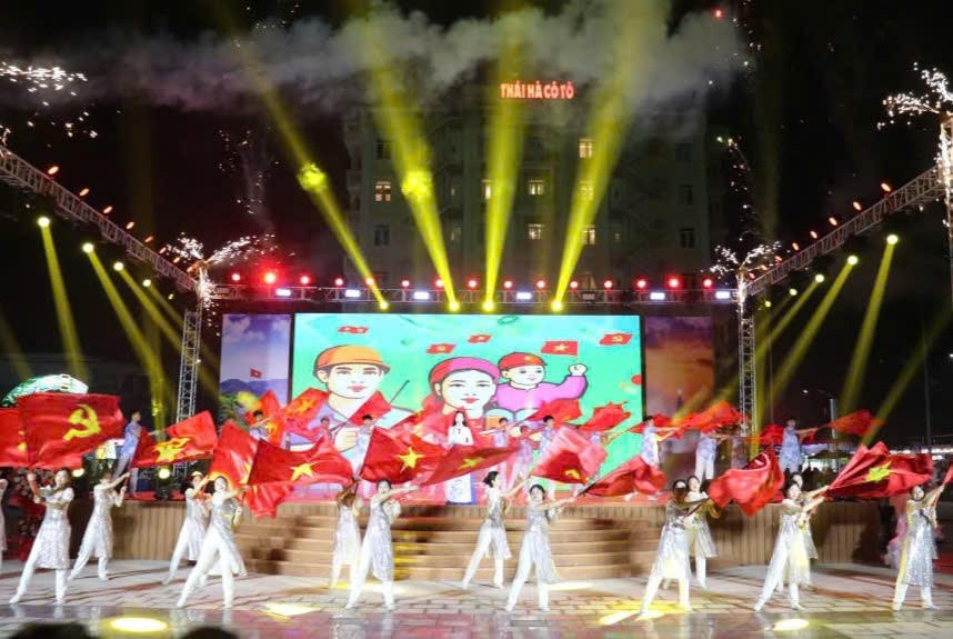 Chương trình văn nghệ mở màn khai mạc.