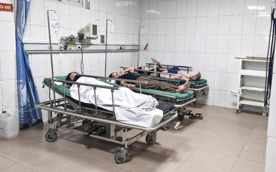 Hàng chục công nhân được đưa tới Bệnh viện Đa khoa 115 Nghệ An cấp cứu chiều 6/12.