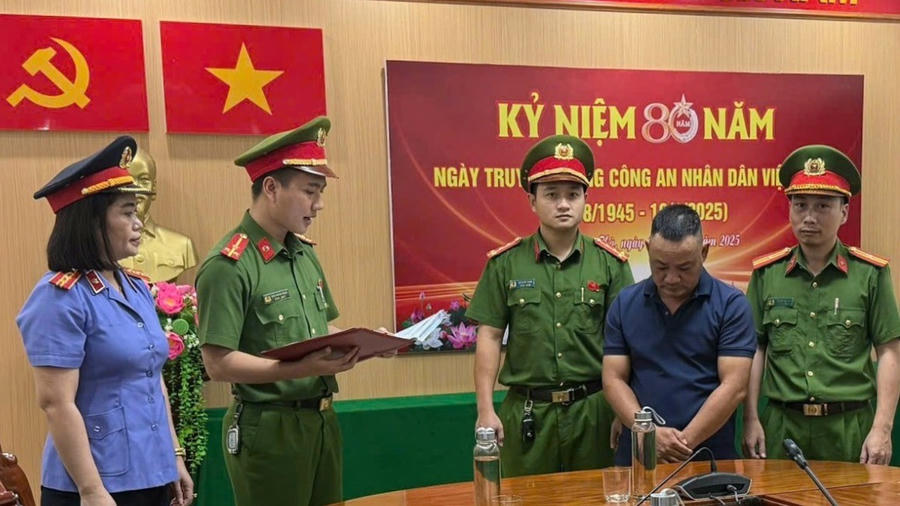 Tống đạt quyết định khởi tố bị can đối với Lê Ngọc Vĩnh. (Ảnh: Công an Quảng Trị)
