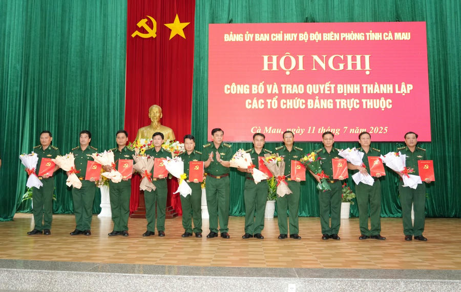 Đại tá Hà Văn Thanh - Chỉ huy trưởng Ban Chỉ huy BĐBP tỉnh Cà Mau, trao quyết định thành lập các chi, đảng bộ trực thuộc.