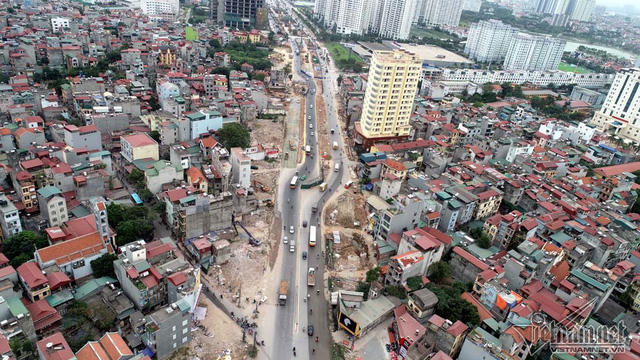 Mặt cắt ngang đường Phạm Văn Đồng sẽ được mở rộng từ 56 m lên 93 m, mỗi bên 6 làn xe cơ giới đang trong quá trình hoàn thiện. (Ảnh: Vietnamnet)