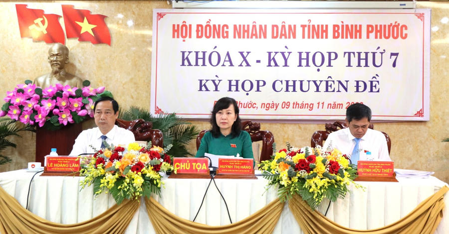 Bà Huỳnh Thị Hằng Chủ tịch HĐND tỉnh Bình Phước và các Phó Chủ tịch HĐND tỉnh: Lê Hoàng Lâm, Huỳnh Hữu Thiết đồng chủ trì kỳ họp.