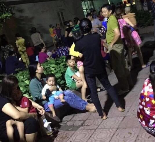 Nhiều phụ huynh bế con xuống sảnh của bệnh viện sợ đám cháy lan sang các tầng khác.