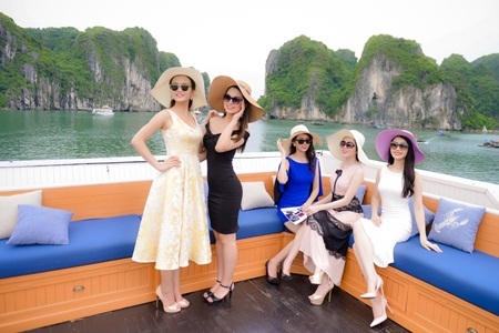 Thí sinh HHVN "sang chảnh" dạo chơi Hạ Long bằng du thuyền.