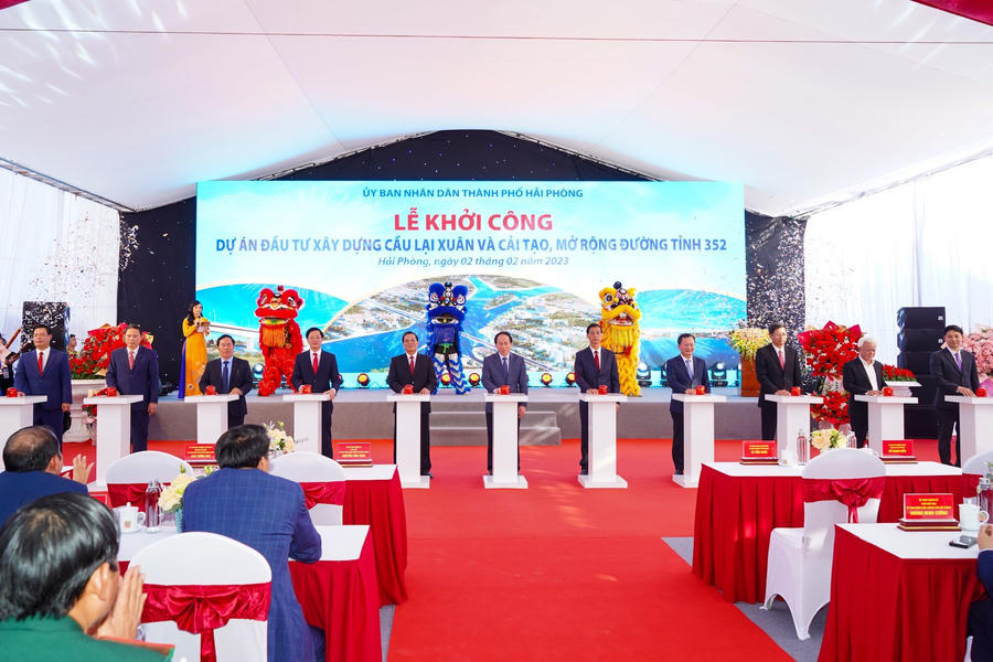 Các đại biểu bấm nút khởi công dự án.