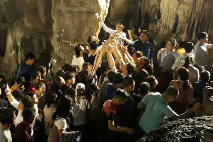 Dòng người chen chúc hứng nước tại động Hương Tích.