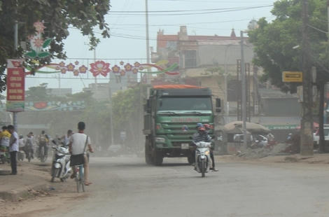 Bụi mù mịt nhìn như sương khói.